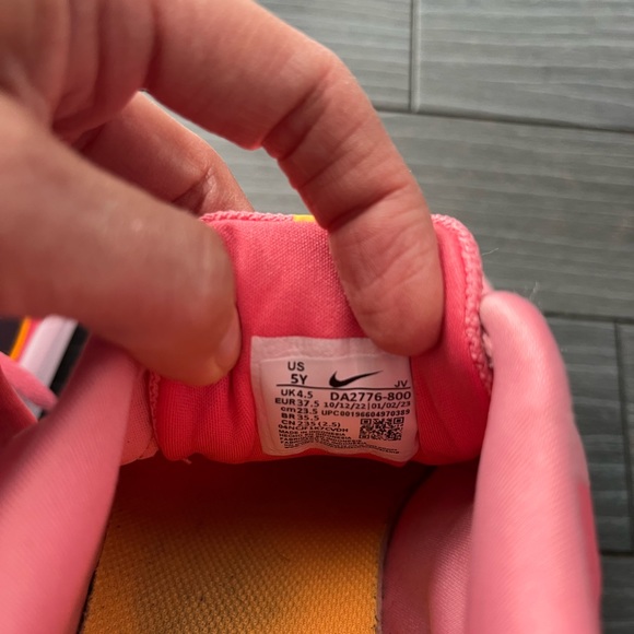 Nike star runner sneakers size 5 youth - coral color - Picture 4 of 5